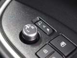 ドアの施錠・解錠に連動してドアミラーが自動で格納・復帰するオート格納機能を搭載しています。