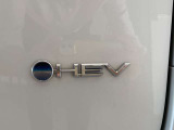 時代の先端を駆ける「HEV」の専用ロゴです。静粛性と力強い走りを高次元で両立した、次世代ハイブリッドシステムを搭載している証であり、未来への洗練された走りを予感させます。