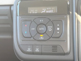 【オートエアコン】一度お好みの温度に設定すれば、車内の温度を検知し風量や温度を自動で調整。暑い&hellip;寒い&hellip;と何度もスイッチ操作をする必要はありません。快適な車内空間には必須の機能ですね♪