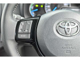 手元でオーディオやインフォメーションディスプレイの操作が可能。視線を移動させずに操作できますので安全です。