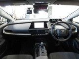 室内は、圧迫感の少ない広々とした空間と運転に集中できるコックピットを両立。