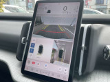 360&deg;カメラは縦型画面でとても見やすく、全方位にセンサーも付いているので狭い道でも安心です。クロストラフィックアラートで後方の障害物もお知らせしてくれます。