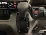 CVT車のセレクトレバーです。低速から高速まで、変速ショックのないスムーズな走りと、エンジン効率のよい領域を維持して燃費にも貢献します。サイドブレーキはスイッチ操作の電子制御パーキングブレーキです。