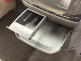 スマホなど、すぐに必要なものを近くにおけるスペースがあるのは嬉しいですよね