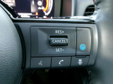 プロパイロット。高速道路の運転で、アクセル、ブレーキ、ステアリングをクルマがアシスト。ドライバーの負担を軽減します。
