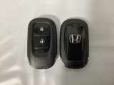 スマートキーを装備しています。鍵を差し込むことなくドアロックの開け閉めと、スタートボタン操作でのエンジンスタートができます。スペアキーも同じものを用意しております。