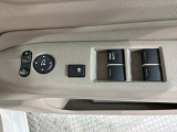 狭い駐車場で便利な電動格納ドアミラーが付いています。