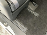 助手席は大きく前へスライド可能で、ミラクルオープンドアからの乗り降りをさらに快適にしてくれます♪