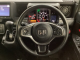 ハンドルにHondaセンシング系のクルーズコントロールやレーンキープアシストなどのスイッチと、オーディオの操作スイッチが装備されています。ハンドルから手を離さず安全に操作できます。
