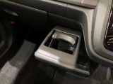 簡単に引き出せて、使わないときはしまっておけるドリンクホルダーです。