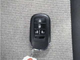 ◆スマートキー◆カギをバッグやポケットに入れたままでもドアロックの開閉ができる『スマートキー』付き!雨天や暗くなってもカギを取り出す必要がなくドアの開錠&エンジンも始動できます