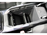 アームレスト下のセンターコンソールボックス。深さがあり、小物入れや充電ケーブル類の整理に大変便利です!