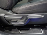 運転席はシートハイトアジャスター付で高さ調整が出来るので、色々な方のドライビングポジションに合います!