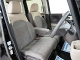 運転席のスペースはゆったりしていて、視界も広く確保されているので普段の運転からロングドライブまで快適です。