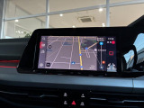 10インチの大型全面タッチスクリーンを搭載。ナビシステムの範囲を超えて車両を総合的に管理できるインフォテイメントシステムです。