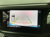 ギアをリバースに入れると車両後方の映像を映し出します。画面にはガイドラインが表示され、車庫入れや縦列駐車などの際に安全確認をサポートします。