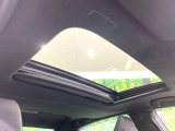 【サンルーフ】開放感たっぷりの希少装備、サンルーフが装着されています!車内に明かりを取り入れたり景色を楽しむ以外にも、車内の空気も簡単に換気できて快適です!