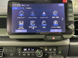 ナビゲーションやオーディオ、時計などのメニューが一覧で表示されます。目的の項目を画面で確認しながら選べるため、日常の操作にも便利です。