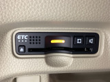 ハンドルの左下にETCがついています。高速道路の料金所の通過も楽々です。 カードの取り出しもしやすい場所についています。