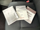 メンテナンスノート、取扱説明書ですね。 車の情報が凝縮されています。 車の整備記録が記載されている大事な物ですよ。