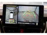 車輌前後左右に搭載した4つのカメラにより、クルマの真上から見ているような映像を表示。運転席から確認しにくい車両周囲の状況を把握できます。