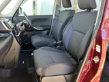 前席はシートの形状が体を受け止め、ゆったりと座れる印象です。運転席から前方や左右を見渡しやすく、乗り降りもしやすい開口部で、毎日の移動に使いやすい室内となっています。