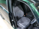 程よい硬さとホールド性が高いシートで長時間運転も快適です。