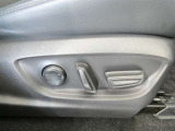 運転席パワーシート搭載。微妙な調整が手軽にでき、ピッタリのポジションで運転することが可能です。