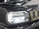 LEDヘッドライトには、ハイビームで走行中に先行車や対向車を検知した時、部分的に遮光し、先行車や対向車に配慮しながら高い視認性を確保できるADB(アダプティブドライビングビーム)が採用されています。