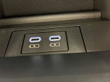 運転席と助手席の間にUSB電源があります。スマホなど外部機器の電源や充電に便利です。