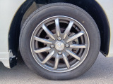 タイヤサイズは【155/65R14】です。アルミホイールを装着しています。