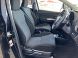 前席は座面と背もたれにゆとりを感じる形状で、運転席まわりも見渡しやすい配置です。落ち着いた色調の室内で、乗り降りから日常の移動まで心地よく過ごせます。