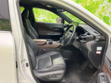 運転席まわりは視界が広く、前方や周囲を確認しやすいレイアウトです。シートに腰掛けた際の落ち着きも感じられ、ドアを開けたときの車内の清潔感も好印象です。