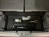 リヤには「いざ」という時のための工具が装備しております。ジャッキ・ナットレンチ・タイヤパンク修理キット・ミニコンプレッサーなどのお助けキットです。