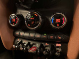 MINIの運転席操作部は、中央に構えるディスプレイが最大の特徴です。航空機を思わせるトグルスイッチなど、直感的で遊び心のあるメカニカルな操作感が、ゴーカートのような走りの高揚感を高めます。