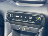【オートエアコン】「AUTO」スイッチを押すだけで、冷暖房の切り替えや風量、吹き出し口の調整などを自動で行います。