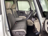 フロントシートはベンチシートです。ベンチシ―トは運転席と助手席の移動もスムーズ。狭い駐車場での乗り降りに便利です。
