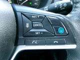 プロパイロット。高速道路の運転で、アクセル、ブレーキ、ステアリングをクルマがアシスト。ドライバーの負担を軽減します。