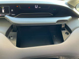『運転席アッパーボックス』。いろんなものが収納出来ます。
