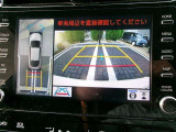 パノラミックビューモニター付きです。車両を上から見たような映像をディスプレイオーディオ画面に表示。運転席からの目視だけでは見にくい、車両周辺の状況をリアルタイムでしっかり確認できます。