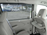 ロールサンシェード〈セカンド〉窓からの日射しが眩しいときにサッと引き出せるサンシェードを、全車スライドドアに標準装備。お子さまの安眠を守ります。