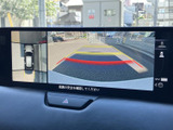 後方の映像に加え、車両周辺を上から確認できる表示も備わり、駐車時の周囲確認をサポートします。ガイド線も表示されるため、バックでの駐車を行う際に役立ちます。