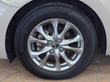 標準装備の純正15インチアルミホイール。タイヤサイズは185/65R15です。