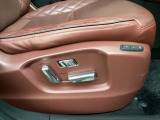 シートメモリー機能を備える10WAYパワーシートを装備!体格や好みに応じたポジションをスムーズに調整できます。