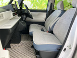 前席は明るい色合いでまとめられ、運転席から助手席まで見通しのよい印象です。座面と背もたれにゆとりを感じる形状で、日々の通勤やお出かけも心地よく過ごせそうです。
