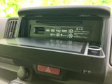 CD・DVDの表記がある機器を備え、音楽などを楽しむ際に活用できます。前方の操作エリアにまとまっているため、車内で使いたい機能を確認しやすく、日常使いにも便利です。