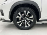 かっこいいホイールですね。 車のイメージを大きく左右するホイール部分はコダワリを持ちたいですね。