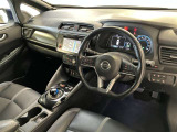 シックな色使いの運転席周りですね。すっきりとしたデザインで上品な色使いです。居心地の良い運転席、長く座ってられるリラックスできるデザインがいいですね。