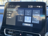 AM・FMに加え、USBやBluetoothなど複数の音源が選べる画面です。聴きたい音楽や番組に合わせて選択しやすく、通勤やお出かけの時間を自分好みに楽しめる便利な装備です。