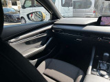 助手席も運転席同様に上品且つ質感の高いデザインで優雅にドライブを堪能できます。